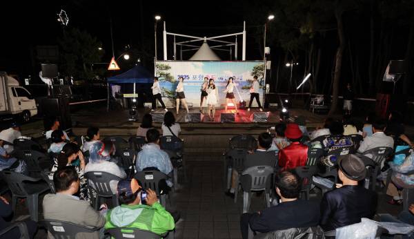 가수 단비가 20일 오후 포항시 송도 물빛누리공원에서 개최된 '2025 포항송도 해변축제'에서 시민들의 흥을 돋우고 있다. 정훈진 기자 jhj131@kyongbuk.com