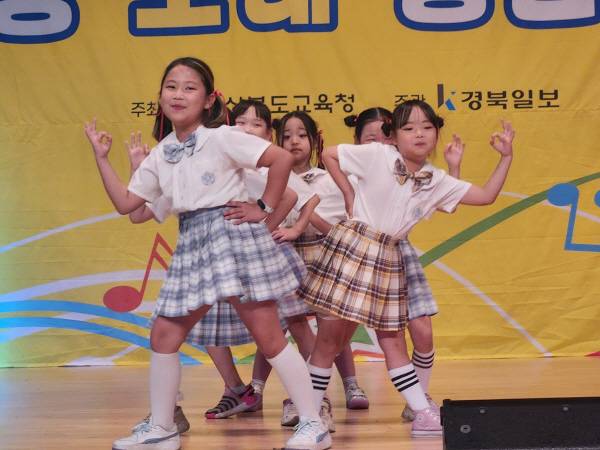 '2025 경상북도 어린이 댄싱·노래 경연대회'가 21일 오후 포항시 복합문화센터 덕업관에서 열린 가운데 대회에 참가한 학생들이 저마다의 장기를 내세우며 경쟁을 벌이고 있다. 이번 대회는 어린이들의 예능적 재능을 발휘할 기회를 제공해 꿈을 키워주기 위한 장으로 열렸다.서의수 기자