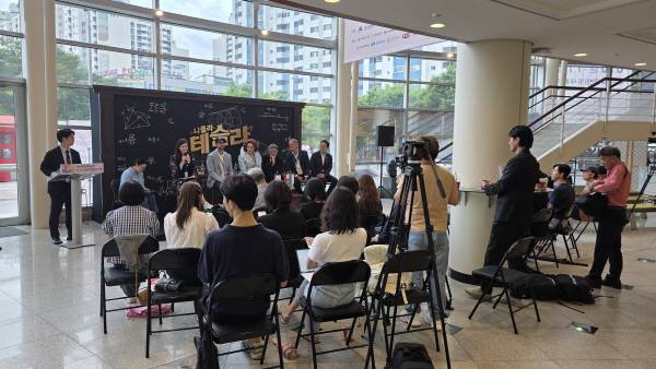 DIMF 개막작 '테슬라' 관계자들이 20일 기자간담회를 진행하고 있다.