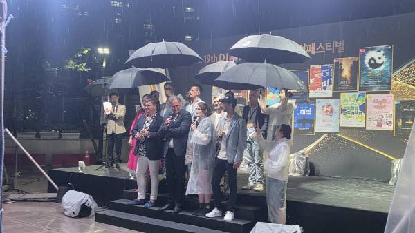 개막 공연 후 테슬라 배우,제작사 관계자가 인사말을 전하고 있다.