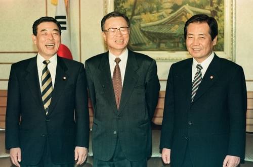 1997년 3월17일 지만련 이정무(왼쪽부터), 신한국당 박희태, 국민회의 박상천 원내총무가 여의도 63빌딩에서 3당 총무회담을 갖고 국회 한보청문회를 효율적으로 운영하기 위한 개선방안을 논의한 뒤 웃고 있다. 연합뉴스