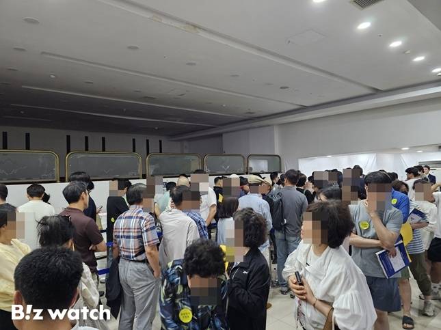 22일 서울 용산구 베르가모 웨딩홀에서 열린 용산정비창 전면1구역 재개발조합 시공사 선정 총회에서 조합원들이 투표를 위해 기다리고 있다/사진=김준희 기자 @kjun