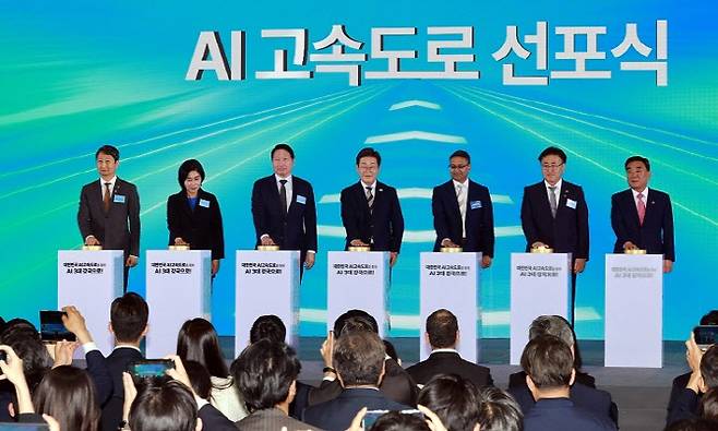 이재명 대통령이 20일 울산전시컨벤션센터에서 열린 울산 인공지능(AI) 데이터 센터 출범식에서 참석자들과 함께 기념 세리머니에 참여하고 있다. 왼쪽부터 안덕근 산업통상자원부 장관, 최민희 국회 과학기술정보방송통신위원장, 최태원 SK그룹 회장, 이 대통령, 아마존웹서비스(AWS) 프라사드 칼야나라만 인프라 총괄 대표, 유상임 과학기술정보통신부 장관, 김두겸 울산광역시장. 2025.6.20 [대통령실통신사진기자단]