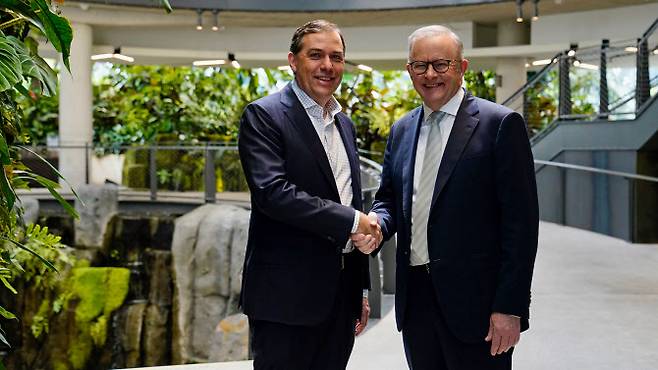 2025년 6월 14일(토) 시애틀 아마존 스피어에서 회동을 마친 후 앤서니 알바니지 호주 총리(오른쪽)와 맷 가먼 아마존 웹서비스 CEO(왼쪽)가 악수하고 있다. 사진=아마존 홈페이지