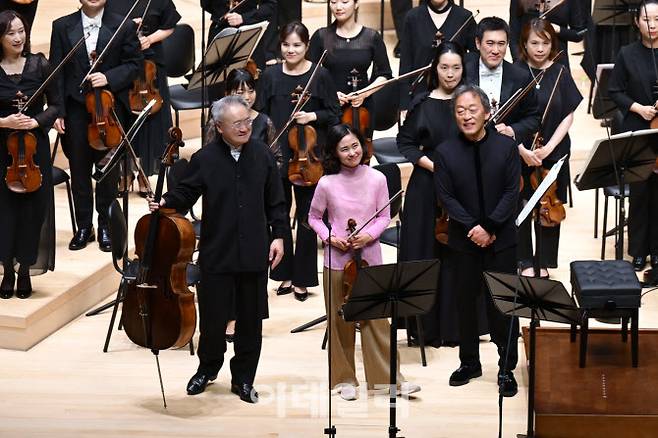 지난 20일 부산 부산진구 부산콘서트홀에서 열린 개관공연 ‘하나를 위한 노래’. 베토벤 삼중 협주곡이 끝난 뒤 첼리스트 지안 왕(왼쪽), 바이올리니스트 사야카 쇼지, 지휘자 겸 피아니스트 정명훈이 객석에 인사를 하고 있다. (사진=클래식부산)