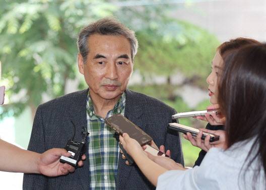 윤석열 전 대통령 배우자 김건희 여사 관련 의혹을 수사하는 민중기 특별검사가 22일 서울 서초구 서초동에 마련된 사무실로 출근하던 중 취재진의 질문을 받고 있다. (사진=뉴시스)