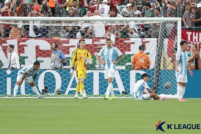 22일 미국 뉴저지의 메트라이프 스타디움에서 열린 2025 국제축구연맹(FIFA) 클럽월드컵 F조 2차전 플루미넨시와 경기에서 골을 내준 뒤 아쉬워하는 울산 HD 선수들