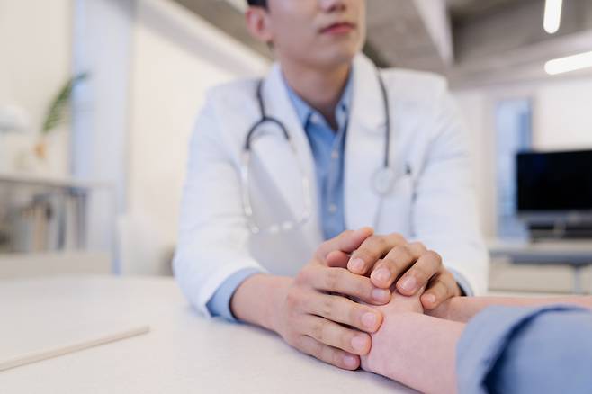 진료와 관련된 신체접촉은 허용되어야 할까? 허용된다면 어디까지 어떻게 해야 할까? [사진= 게티이미지뱅크]