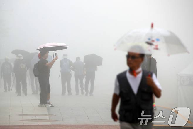 20일 우산을 쓴 시민들이 발걸음을 옮기고 있다. 2025.6.20/뉴스1 ⓒ News1 윤일지 기자