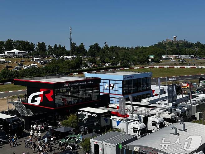 19~22일(현지시간) 독일 라인란트팔츠 뉘르부르크에서 열린 '2025 뉘르부르크링 24시 내구레이스' 현장에 마련한 도요타 가주 레이싱(GR·왼쪽)과 현대 N의 전시관 모습.ⓒ 뉴스1 이동희 기자
