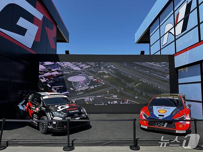 19~22일(현지시간) 독일 라인란트팔츠 뉘르부르크에서 열린 '2025 뉘르부르크링 24시 내구레이스' 현장에 전시된 현대차와 도요타의 월드랠리챔피언십(WRC) 랠리카 현대차 i20 N(오른쪽)과 도요타 GR 야리스 랠리 1의 모습.ⓒ 뉴스1 이동희 기자