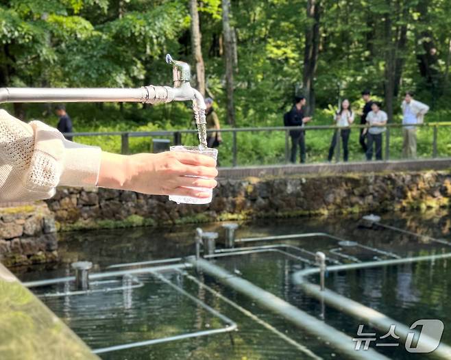 농심 '백산수'의 수원지인 길림성 연변조선족자치주에 위치한 내두천에서 용천수를 따르고 있다.뉴스1 ⓒ News1 이강 기자