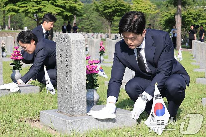 김용태 국민의힘 비상대책위원장이 22일 오전 서울 동작구 국립서울현충원을 찾아 6·25 참전용사 묘역정화 봉사활동을 하고 있다. 2025.6.22/뉴스1 ⓒ News1 이광호 기자