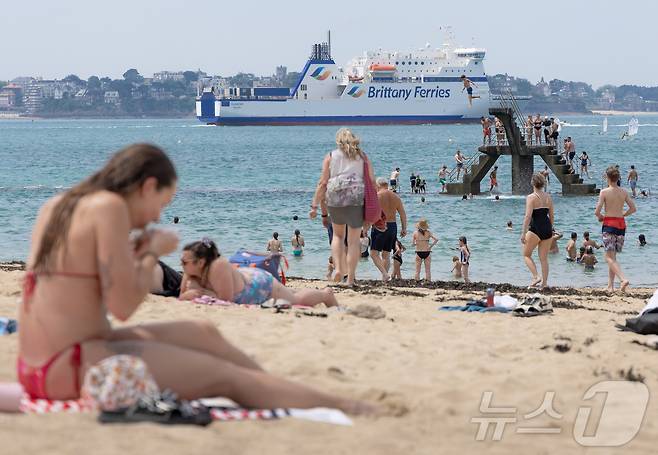 유럽 대륙에 때 이른 폭염이 찾아오며 프랑스 서부 일부 지역의 낮 최고 기온이 섭씨 38도, 체감온도는 40도를 기록한 가운데, 21일(현지시간) 프랑스 북서부 브르타뉴 지방의 생말로 해변을 찾은 시민들이 다이빙 등 해수욕을 하며 더위를 식히고 있다. 2025.6.22/뉴스1 ⓒ News1 이준성 기자