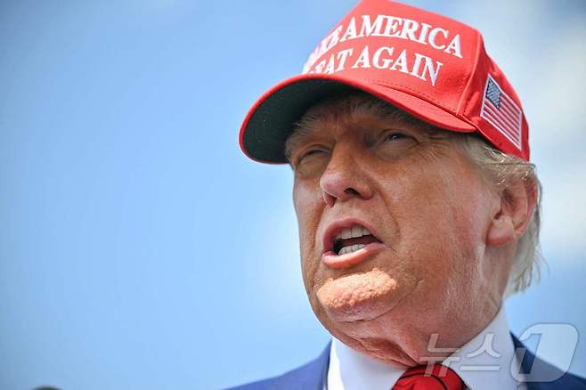 도널드 트럼프 미국 대통령이 20일(현지시간) 뉴저지주 모리스타운의 모리스타운 시립공항에서 기자들과 만나 "이스라엘에 이란에 대한 공격 중단을 요청하기는 어렵다"라고 말했다. 트럼프 대통령은 이후 자산의 지지 세력을 일컫는 소위 'MAGA'(마가) 기금 모금 만찬을 위해 베드민스터 골프 리조트로 향했다. 2025.06.20 ⓒ AFP=뉴스1 ⓒ News1 류정민 특파원