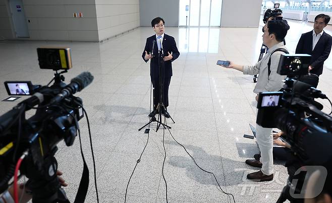 여한구 산업부 통상교섭본부장이 22일 미국과의 통상 협의를 위해 인천국제공항 제2터미널을 통해 출국하기에 앞서 취재진 질문에 답하고 있다. 2025.6.22/뉴스1 ⓒ News1 김도우 기자