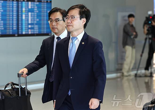 여한구 산업부 통상교섭본부장이 22일 미국과의 통상 협의를 위해 인천국제공항 제2터미널을 통해 출국하기 위해 이동하고 있다. 2025.6.22/뉴스1 ⓒ News1 김도우 기자