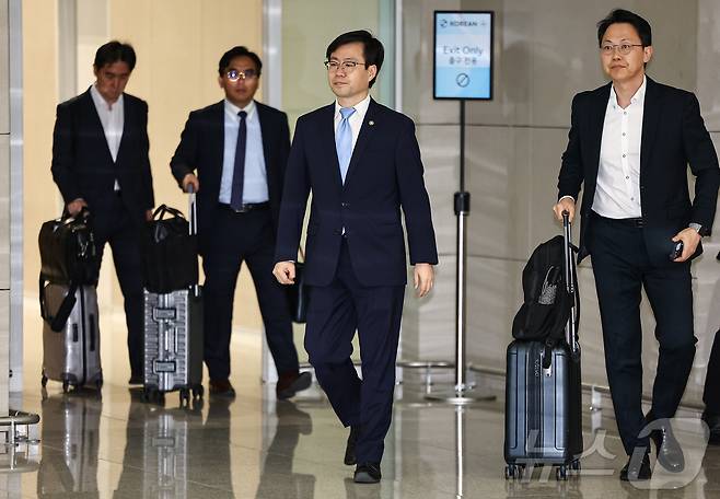 여한구 산업부 통상교섭본부장이 22일 미국과의 통상 협의를 위해 인천국제공항 제2터미널을 통해 출국하기 위해 이동하고 있다. 2025.6.22/뉴스1 ⓒ News1 김도우 기자