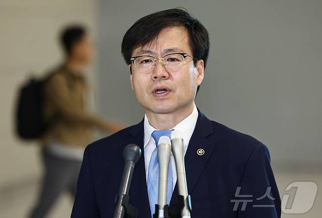 여한구 산업부 통상교섭본부장이 22일 미국과의 통상 협의를 위해 인천국제공항 제2터미널을 통해 출국하기에 앞서 취재진 질문에 답하고 있다. 2025.6.22/뉴스1 ⓒ News1 김도우 기자