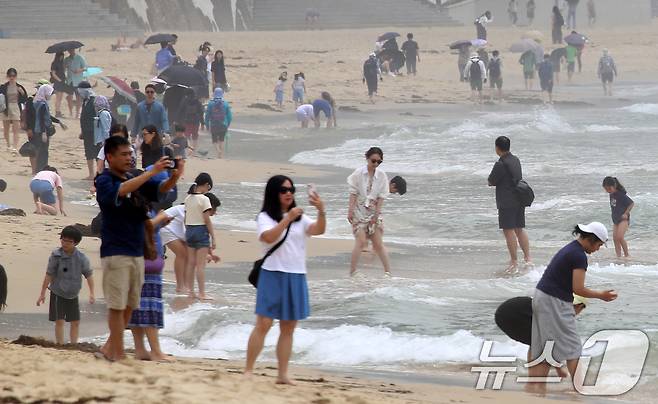 부산 해운대해수욕장이 개장한 후 첫 주말을 맞은 22일 해운대해수욕장을 찾은 관광객과 시민들이 물놀이를 즐기며 더위를 식히고 있다. 부산 7개 해수욕장 중 해운대·송정해수욕장은 지난 21일 개장했으며, 광안리·송도·다대포·일광·임랑해수욕장 등 5개 해수욕장은 내달 1일부터 피서객을 맞는다. 2025.6.22/뉴스1 ⓒ News1 윤일지 기자