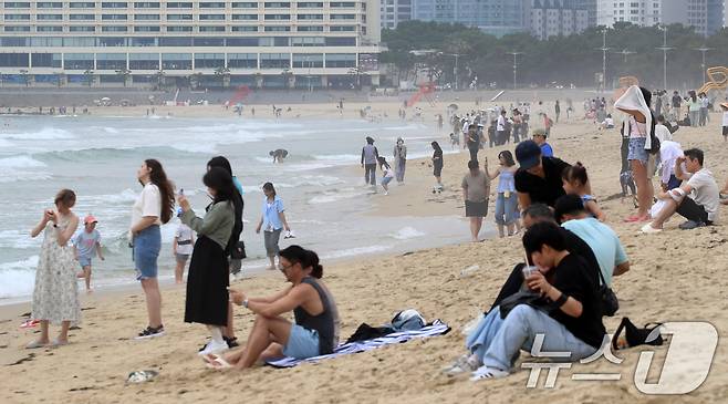 부산 해운대해수욕장이 개장한 후 첫 주말을 맞은 22일 해운대해수욕장을 찾은 관광객과 시민들이 물놀이를 즐기며 더위를 식히고 있다. 2025.6.22/뉴스1 ⓒ News1 윤일지 기자