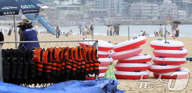 부산 해운대해수욕장이 개장한 후 첫 주말을 맞은 22일 해운대해수욕장에 튜브와 구명조끼가 정리돼 있다. 2025.6.22/뉴스1 ⓒ News1 윤일지 기자