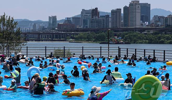 무더운 날씨를 보인 22일 서울 광진구 뚝섬야외수영장에서 시민들이 즐거운 시간을 보내고 있다.  2025.6.22/뉴스1 ⓒ News1 김도우 기자