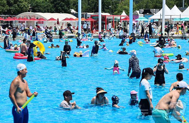 무더운 날씨를 보인 22일 서울 광진구 뚝섬야외수영장에서 시민들이 즐거운 시간을 보내고 있다.  2025.6.22/뉴스1 ⓒ News1 김도우 기자