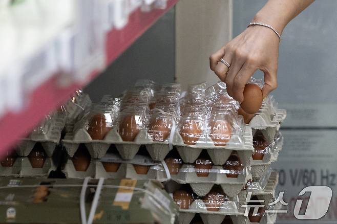 계란 가격이 4년 만에 최고 수준을 기록하는 가운데 22일 서울 시내의 한 대형마트를 찾은 시민이 계란을 고르고 있다. 2025.6.22/뉴스1 ⓒ News1 이승배 기자