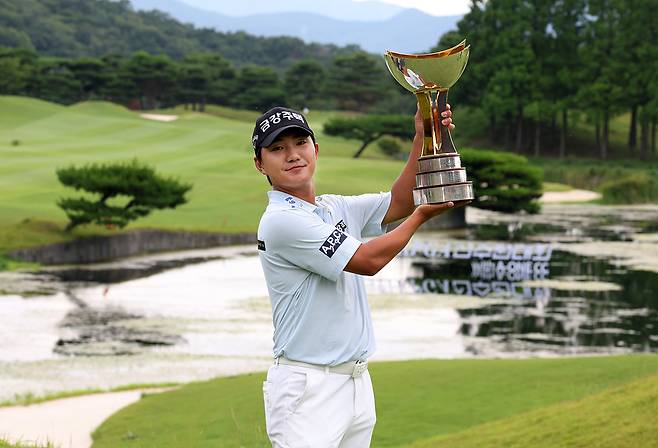 KPGA 투어에서 처음으로 우승을 차지한 옥태훈. (KPGA 제공)