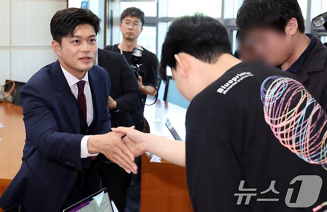 김용태 국민의힘 비상대책위원장이 22일 서울 성북구 고려대 의대 문숙의학관에서 열린 전공의‧의대생들에게 듣는 의료대란 해결방안 간담회에서 참석자들과 인사하고 있다. 2025.6.22/뉴스1 ⓒ News1 김명섭 기자