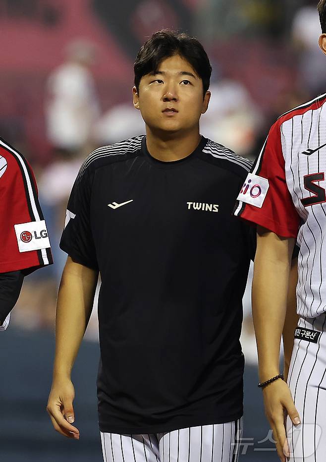 22일 오후 서울 송파구 잠실야구장에서 열린 프로야구 '2025 신한 SOL뱅크 KBO 리그' LG 트윈스와 두산 베어스의 경기에서 LG가 13대5 대승을 거뒀다. 경기 후 6이닝 1실점으로 시즌 8승을 신고한 LG 송승기가 관중석을 응시하고 있다. 송승기는 평균자책점을 2.65에서 2.57까지 끌어내리며 토종 투수 평균자책점 1위로 올라섰다. 2025.6.22/뉴스1 ⓒ News1 김진환 기자