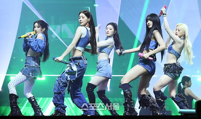 아이들(i-dle)이 21일 오후 인천 중구 인스파이어 아레나에서 열린 제34회 ‘서울가요대상’에서 열정적인 무대를 선보이고 있다. 아이들은 대상과 본상을 차지하며 서울가요대상 2관왕에 올랐다. 2025. 6. 21.  인천 | 박진업 기자 upandup@sportsseoul.com