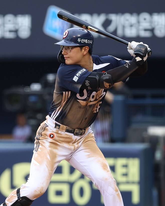 김동준이 타격에 임하고 있다. 사진 | 두산 베어스
