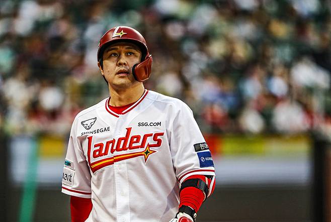 SSG 최정이 인천SSG랜더스필드에서 열린 2025 KBO리그 정규시즌 NC전에서 관중석을 바라보고 있다. 사진 | SSG 랜더스