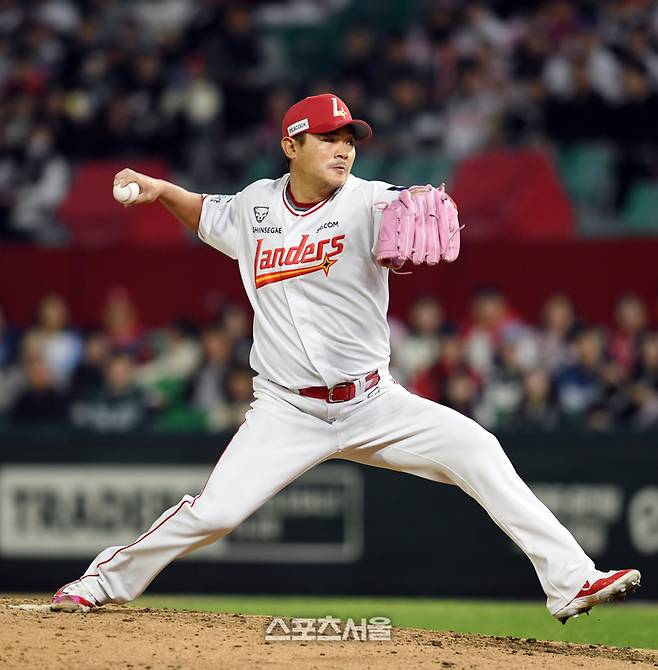 SSG 노경은이 인천SSG랜더스필드에서 열린 2025 KBO리그 한화와 경기 7회초 등판해 힘차게 공을 던지고 있다. 문학 | 박진업 기자 upandup@sportsseoul.com