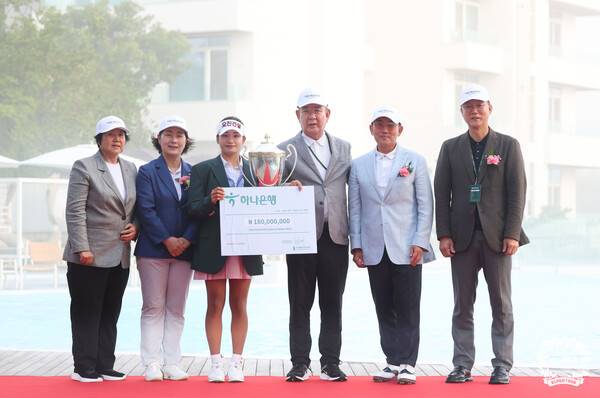 22일 경기 안산시 대부도에 위치한 더헤븐CC에서 진행된 '2025시즌 한국여자프로골프(KLPGA)투어 '더헤븐 마스터즈(총상금 10억 원)' 우승을 차지한 노승희가 포즈를 취하고 있다. 사진┃KLPGA