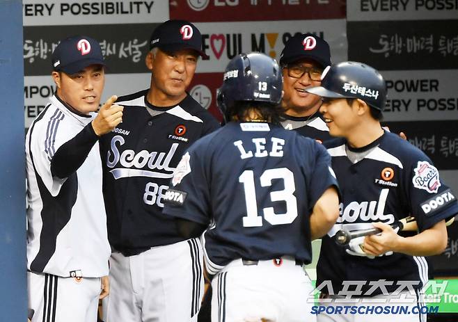 21일 잠실구장에서 열린 LG 트윈스와 두산 베어스의 경기. 두산 조성환 감독대행이 득점을 올린 이유찬을 반기고 있다. 잠실=박재만 기자 pjm@sportschosun.com/2025.06.21/