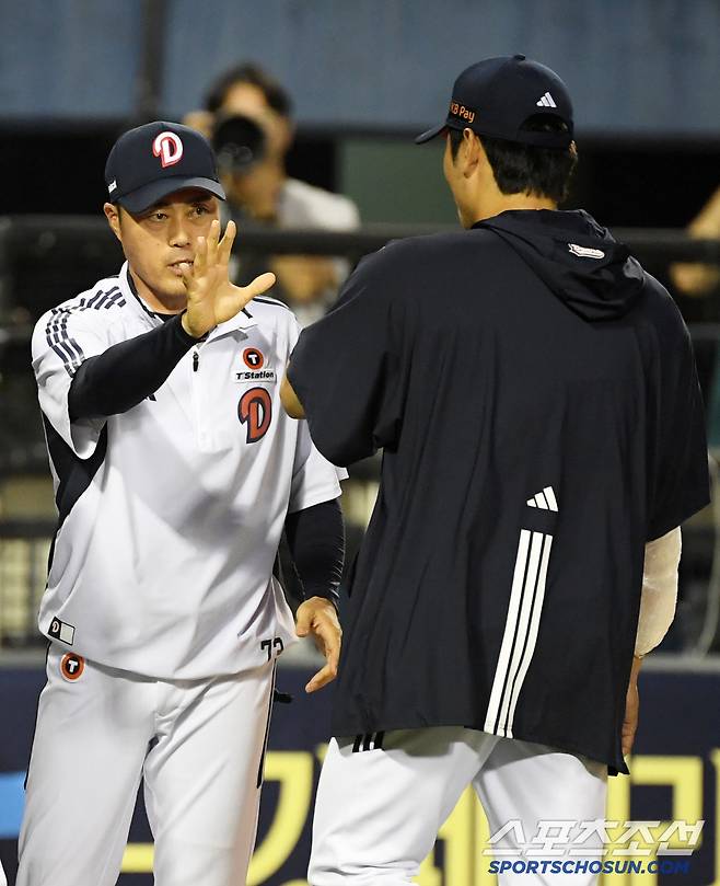 21일 잠실구장에서 열린 LG 트윈스와 두산 베어스의 경기. 승리한 두산 조성환 감독대행이 곽빈을 반기고 있다. 잠실=박재만 기자 pjm@sportschosun.com/2025.06.21/