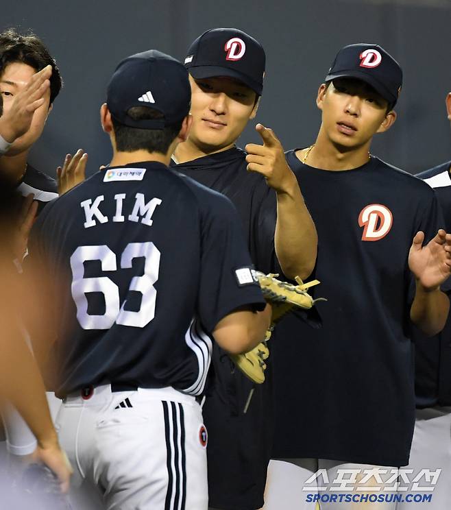 21일 잠실구장에서 열린 LG 트윈스와 두산 베어스의 경기. 승리한 두산 선수들이 기뻐하고 있다. 잠실=박재만 기자 pjm@sportschosun.com/2025.06.21/