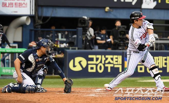 마음먹고 휘두른 박동원 배트 끝에 걸린 타구는 포수 앞에서 바운드됐다.