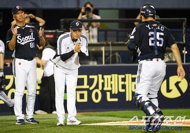 팀을 위해 헌신적으로 뛰어준 양의지 향해 조성환 감독대행은 고마운 마음을 전했다.