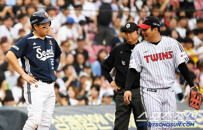 문보경이 참고 있던 웃음을 터뜨리자 만족스러워하는 양의지.