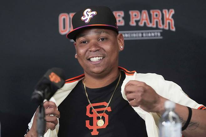 San Francisco Giants' Rafael Devers speaks at a news conference before a baseball game against the Cleveland Guardians in San Francisco, Tuesday, June 17, 2025. (AP Photo/Jeff Chiu)







<저작권자(c) 연합뉴스, 무단 전재-재배포, AI 학습 및 활용 금지>
