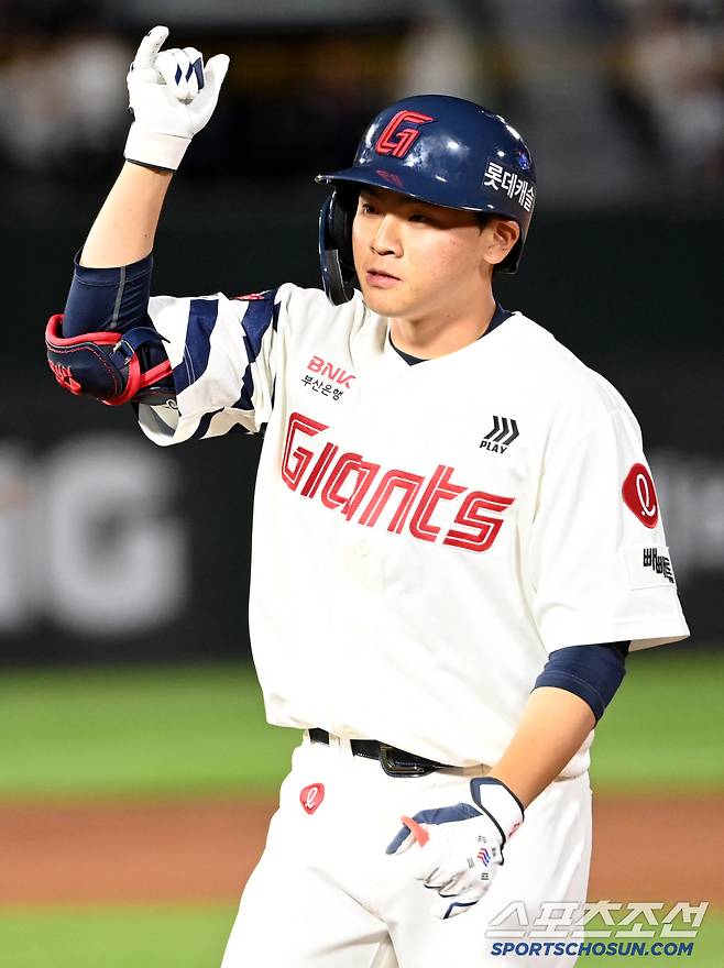 19일 부산 사직야구장에서 열린 한화와 롯데의 경기, 7회말 2사 1루 롯데 박찬형이 안타를 치고 기뻐하고 있다. 부산=허상욱 기자wook@sportschosun.com/2025.06.19/