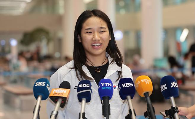 (영종도=연합뉴스) 김인철 기자 = 세계배드민턴연맹(BWF) 월드투어 슈퍼 1000 인도네시아오픈 여자 단식 결승에서 우승을 차지한 안세영이 9일 인천국제공항 제2여객터미널로 귀국한 뒤 인터뷰를 하고 있다. <저작권자(c) 연합뉴스, 무단 전재-재배포, AI 학습 및 활용 금지>