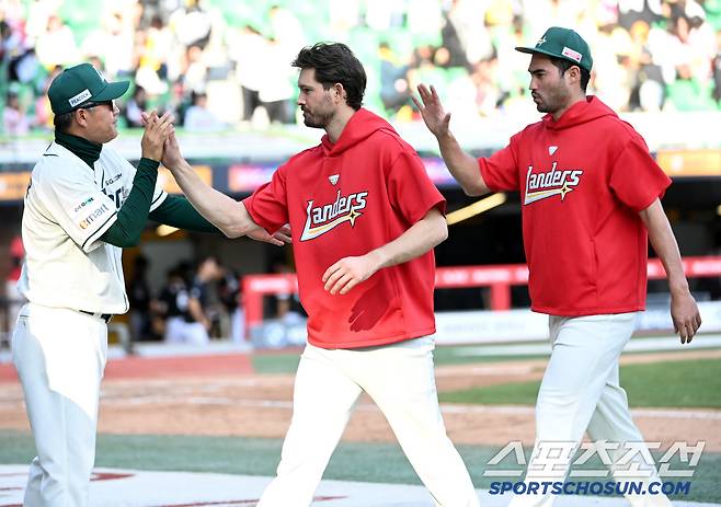 20일 인천SSG랜더스필드에서 열린 SSG와 LG의 경기, SSG가 9대3으로 승리하며 6연패에서 탈출했다. 승리의 기쁨을 나누는 앤더슨, 화이트와 이숭용 감독의 모습. 인천=허상욱 기자wook@sportschosun.com/2025.04.20/