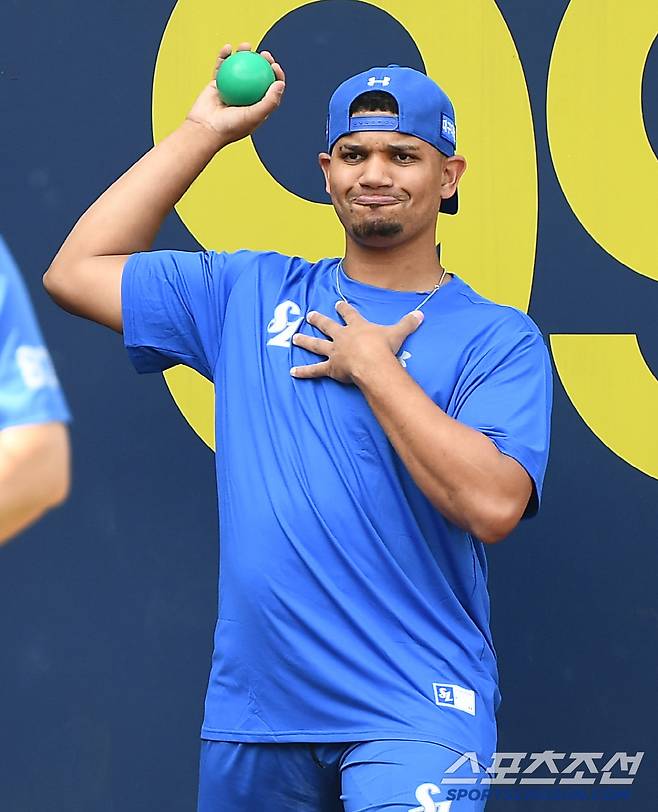 19일 대구 라이온즈파크. 삼성의 새 외국인 투수 헤르손 가라비토가 선수단에 합류해 훈련을 시작했다. 가라비토가 몸을 풀고 있다. 대구=정재근 기자 cjg@sportschosun.com/2025.6.19/