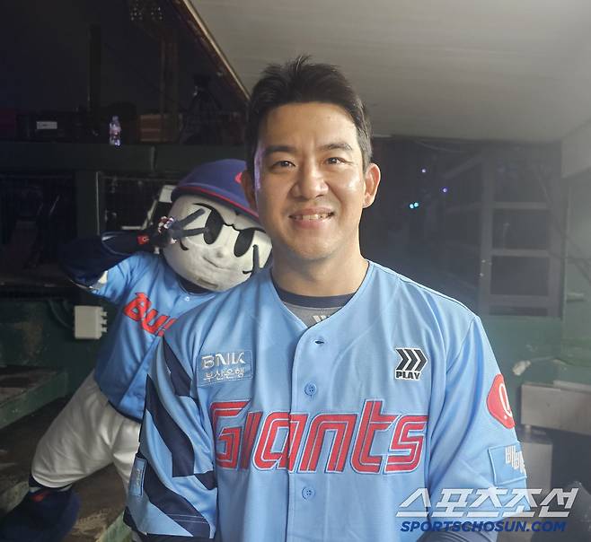 대역전극의 흥분이 가시지 않은 얼굴로 인터뷰에 임한 김민성. 뒤에 롯데 마스코트 윈지가 함께 포즈를 취했다. 김영록 기자