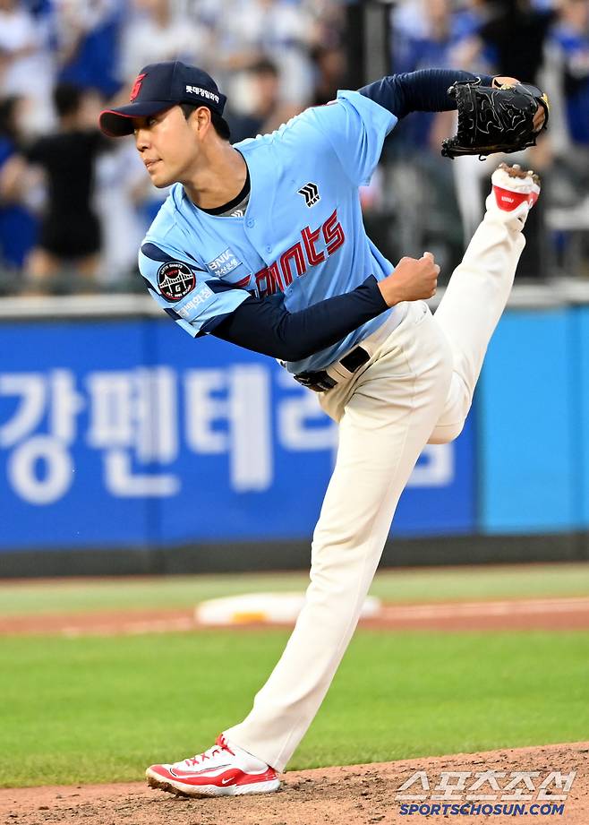 22일 부산 사직야구장에서 열린 삼성과 롯데의 경기, 7회초 롯데 윤성빈이 역투하고 있다. 부산=허상욱 기자wook@sportschosun.com/2025.06.22/